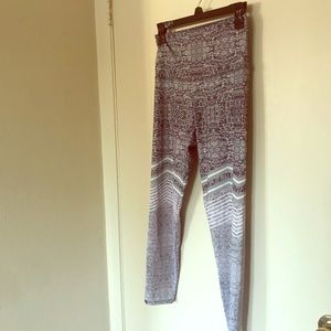 Silver and white patterned yoga pants leggings